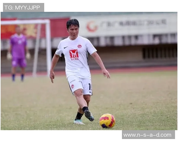 网友热潮模仿男足球明星技艺大比拼引发热议与欢笑