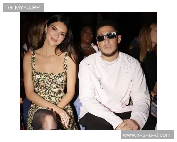 足球明星与女友甜蜜瞬间大曝光幸福生活尽在镜头之中